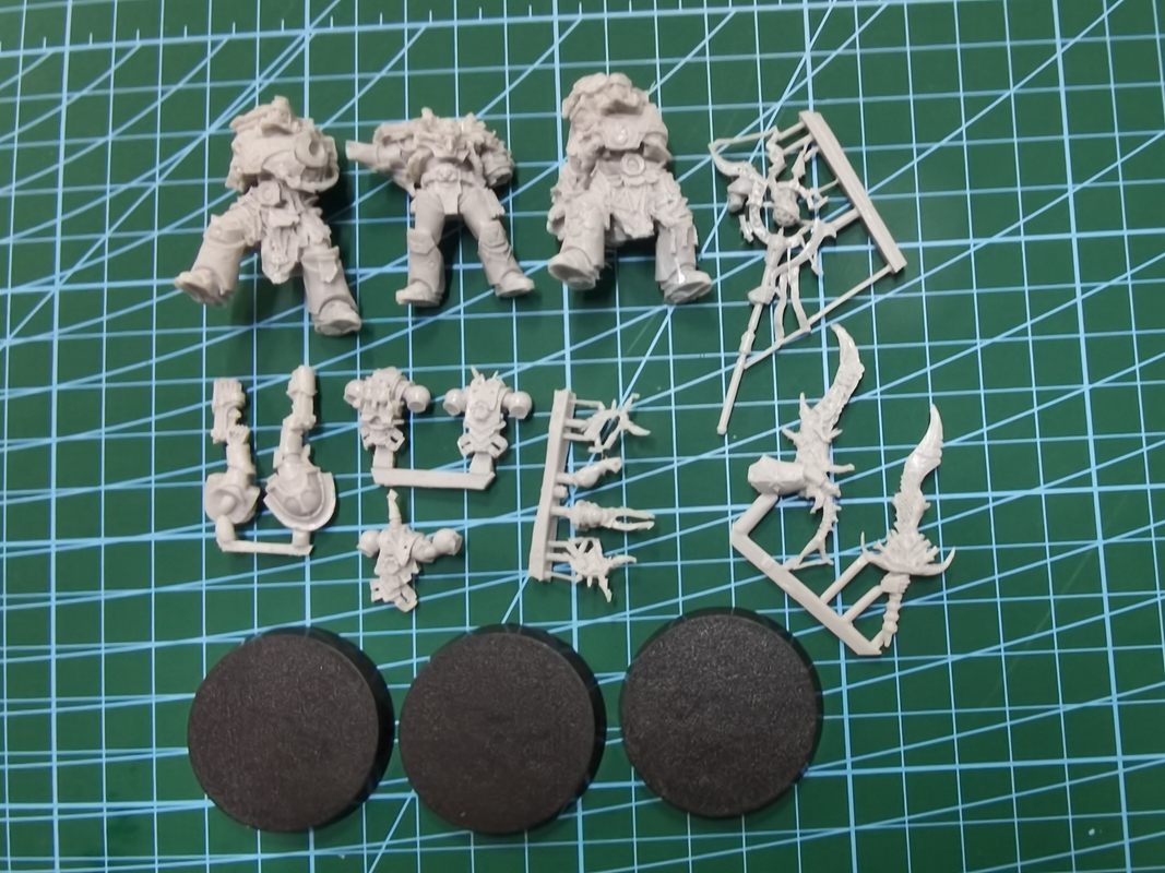 Word Bearers Zardu Layak and Blade-slaves Bodyguard - Image 2